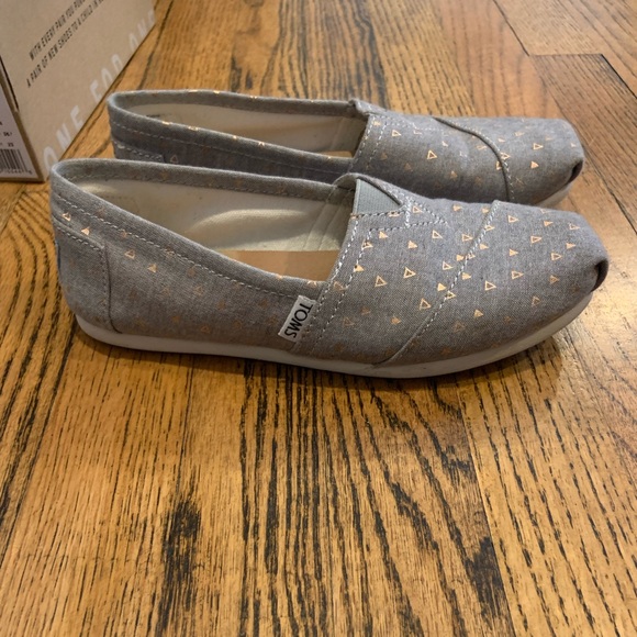GUC TOMS Gray chambray and rose gold women’s size 6 - Picture 2 of 5